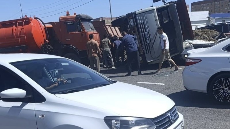 Мужчина погиб в результате опрокидывания грузовика с песком близ Атырау
