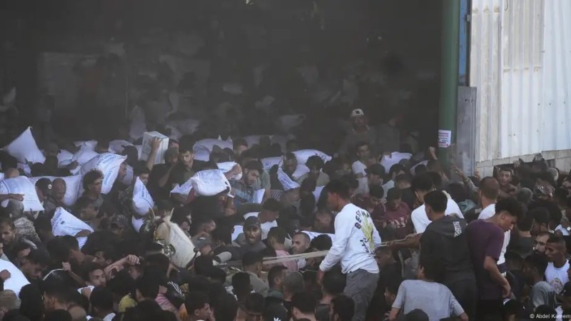 Толпа голодных палестинцев штурмовала склад ООН в секторе Газа