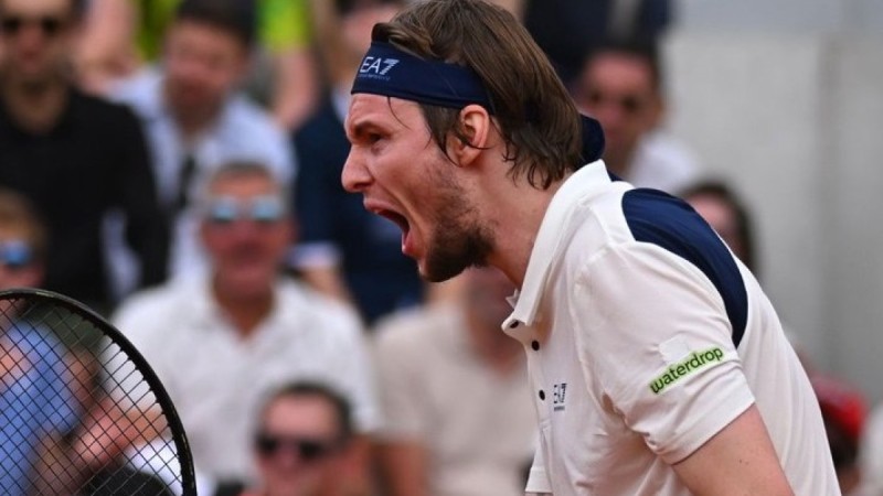 Казахстанский теннисист сенсационно обыграл девятую ракетку мира