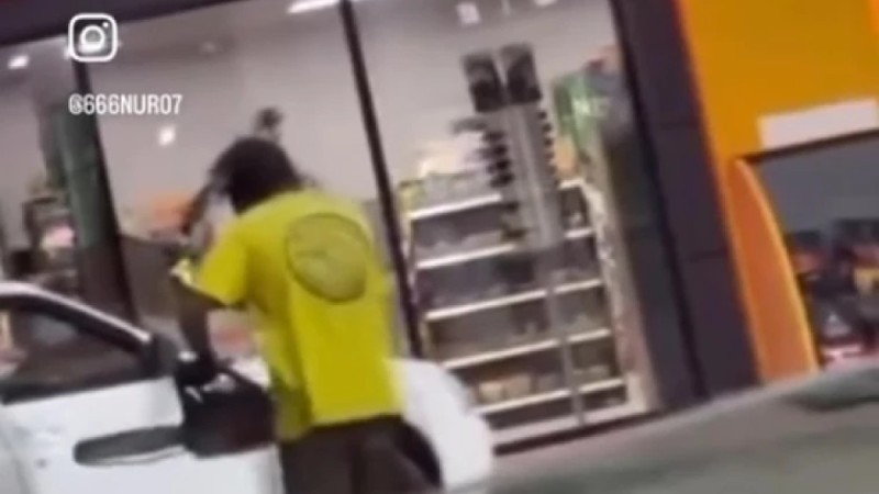 Мужчина с бензопилой бегал за людьми на автозаправке в ЗКО