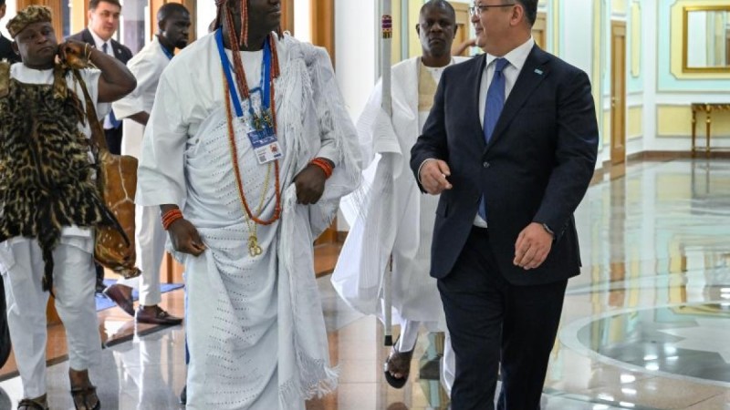 Глава МИД Казахстана встретился в Астане с королем из Африки