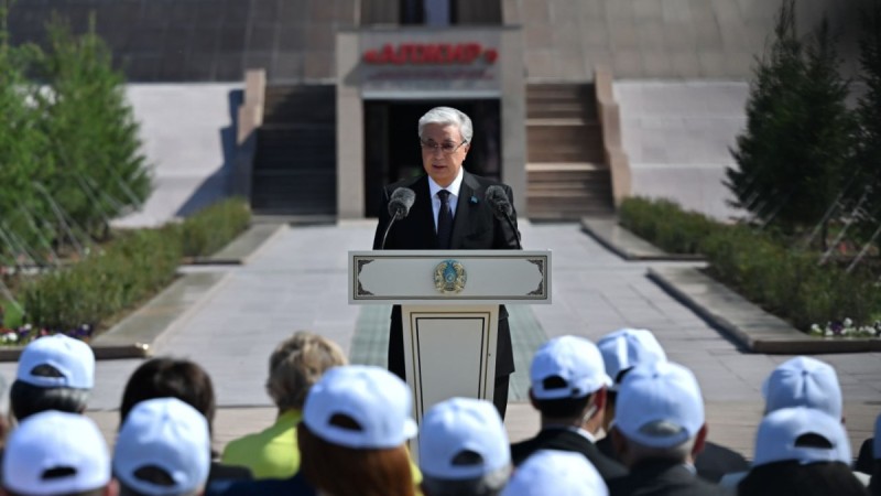 Организаторы и исполнители репрессивной кампании превращаются в народных героев — президент