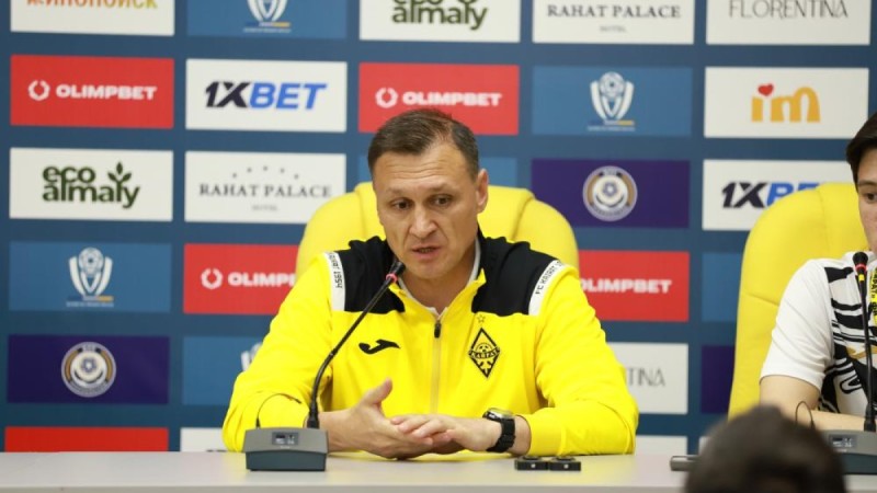 Главного тренера ФК "Кайрат" наказали за нецензурную брань