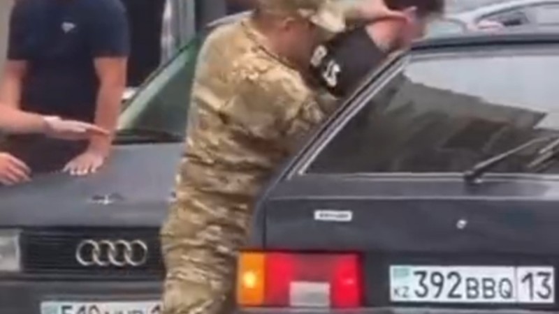 Отлов призывников: в Шымкенте их хватают прямо на улице