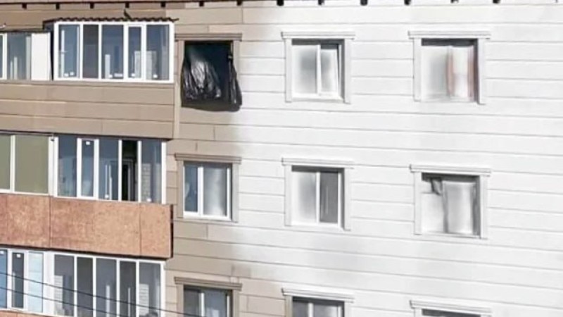 Маляры закрасили окна вместе со стенами в Костанае