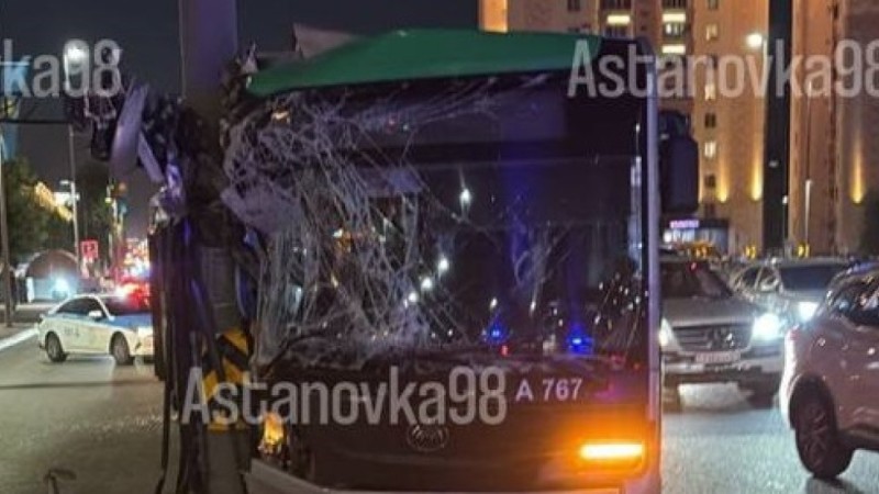 В Астане автобус въехал в столб