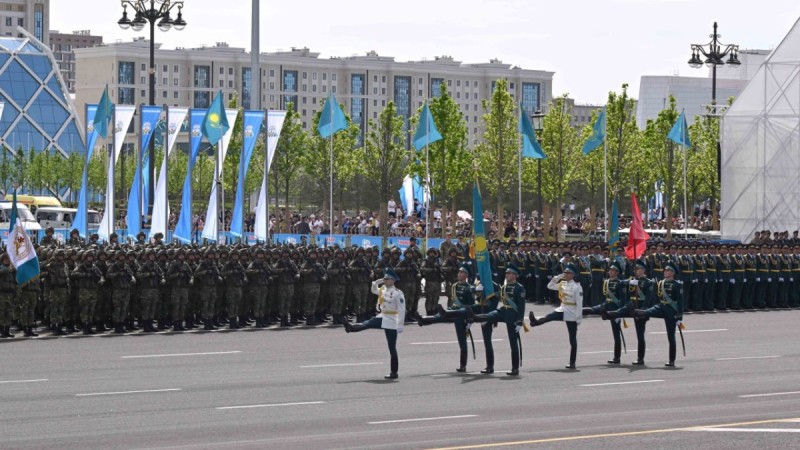 Астанчанин подал в суд на Минобороны из-за запрета смотреть парад с балкона