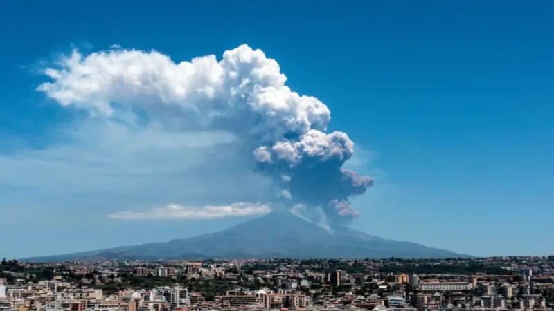 Мощное извержение: вулкан Этна выбросил столб пепла в 6,5 км