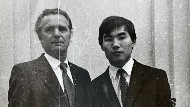 Редкое фото Батырхана Шукенова опубликовал его друг