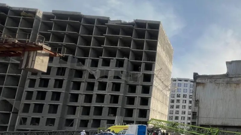 В Алматы упал башенный кран, есть погибший