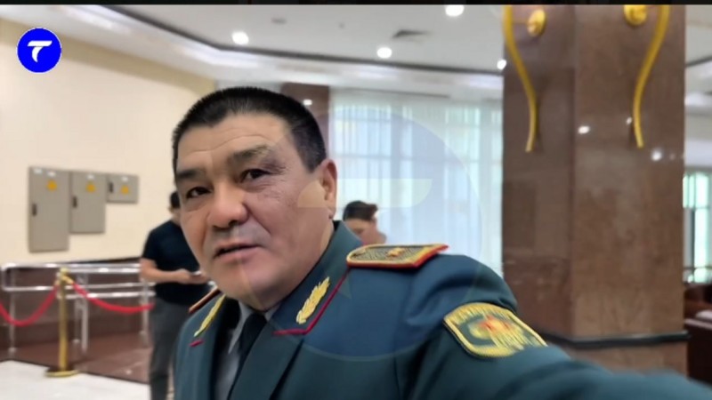 "Вы мне мешаете!" – вице-министр обороны оттолкнул журналиста