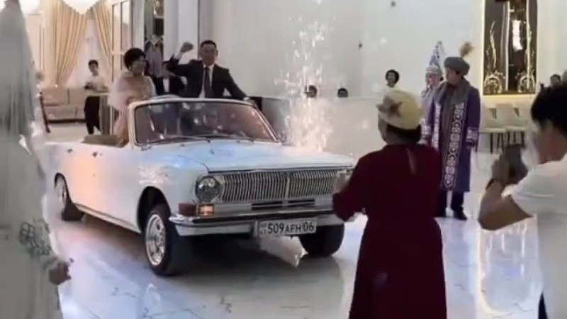 "It's my life": в Атырау юбиляр въехал в ресторан на подпрыгивающем кабриолете