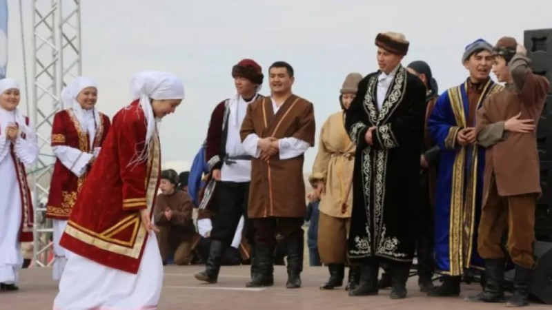 Запретить традицию "сәлем беру" предлагают казахстанцам