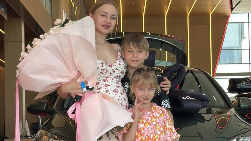 Казахстанцы помогли глухонемой женщине-курьеру, у которой сгорело авто