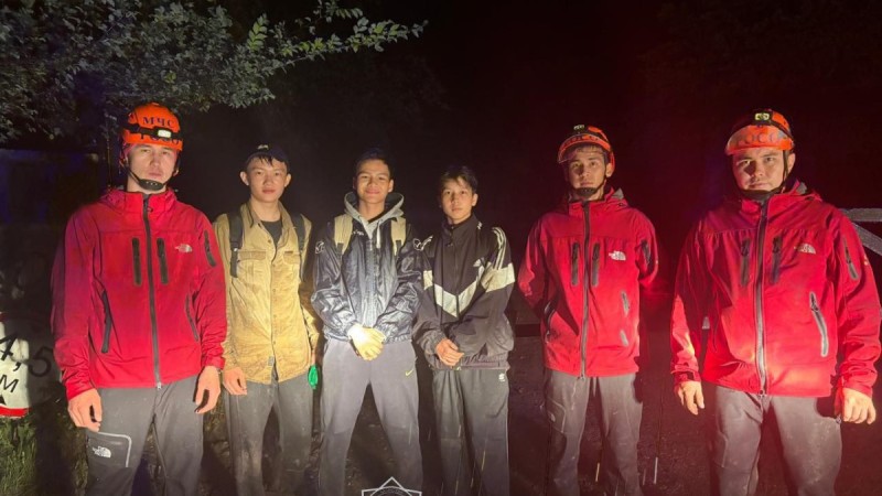 В Алматы спасатели МЧС нашли и спасли заблудившихся в горах подростков