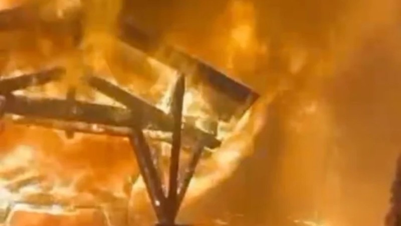 В Алматы сгорел двухэтажный коттедж