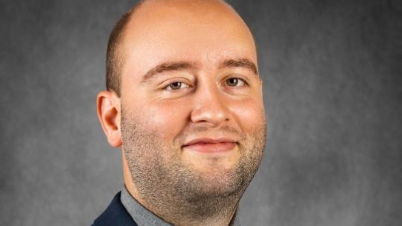 Учителя младших классов оштрафовали за мат и демонстрацию среднего пальца