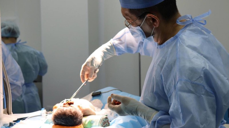 Малыша с мозговой тканью за пределами черепной коробки спасли казахские врачи