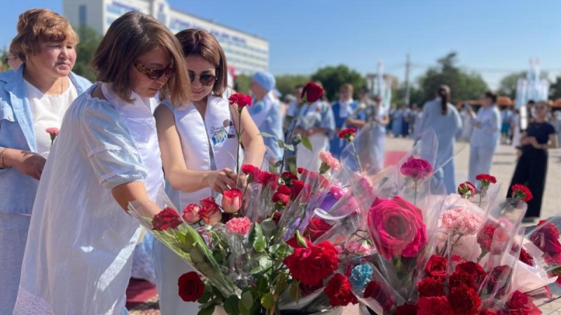 300 тезок Алии Молдагуловой возложили цветы к ее памятнику