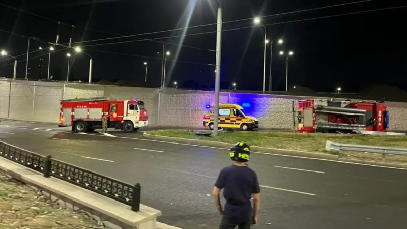 Пожарная машина опрокинулась по пути к месту ЧП в Алматы