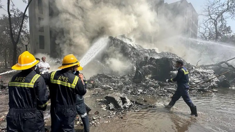 Выживший в авиакатастрофе в Индии: "Кто-то взял меня и отнес в машину скорой помощи"