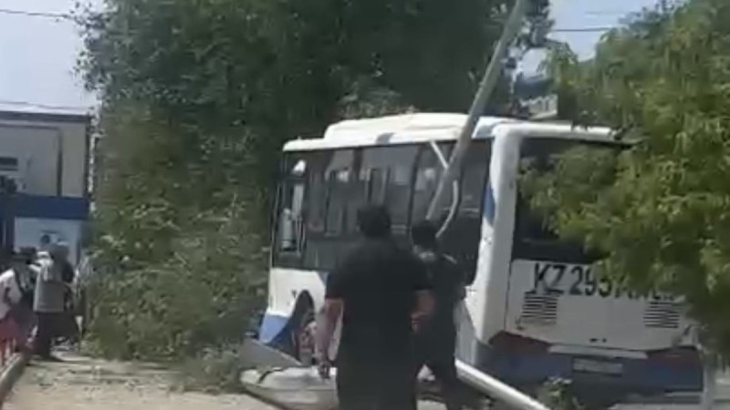 Автобус вылетел на обочину и снес шесть столбов