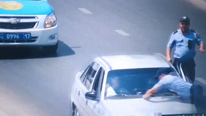 Полицейский бросился на капот авто, чтобы остановить агрессивного водителя