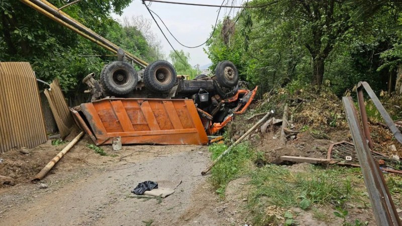 КАМАЗ снес газовую трубу и перевернулся в Алматы.