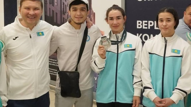 Дзюдоистку Абибу Абужакынову встретили в Алматы после ее триумфа на ЧМ