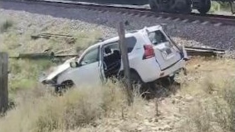 Land Cruiser столкнулся с поездом в Алматинской области