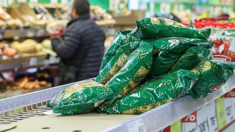 Россияне заменили дорогой картофель макаронами и хлебом