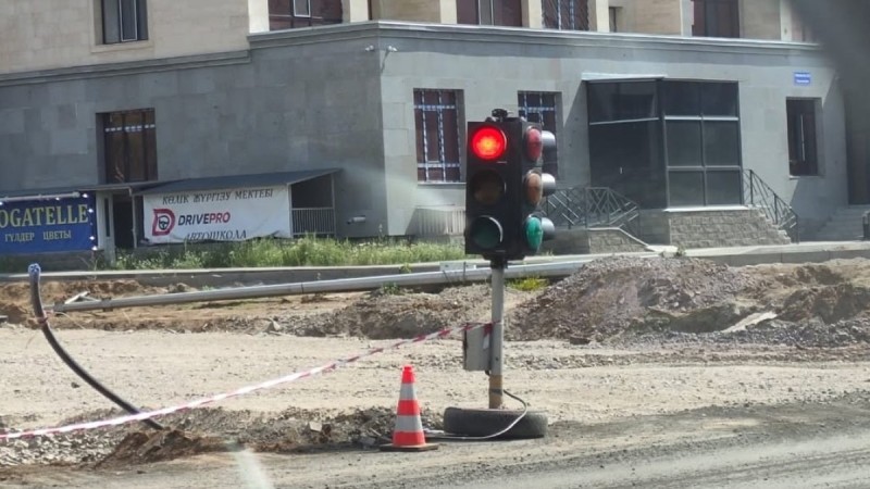 Светофор-"малыш" на дороге в Караганде рассмешил Казнет