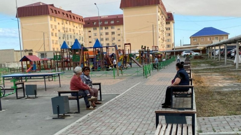 54 скамейки в одном месте установили в Атырау