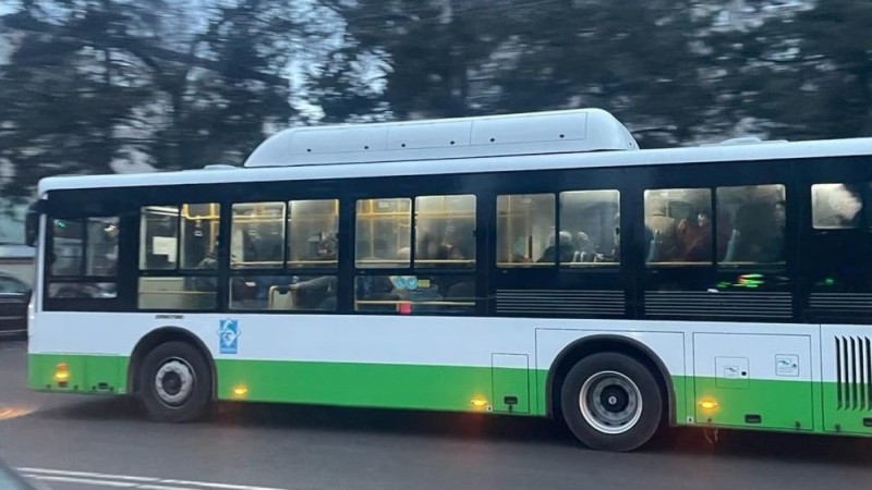 Пассажирский автобус сбил мужчину на остановке в Актау