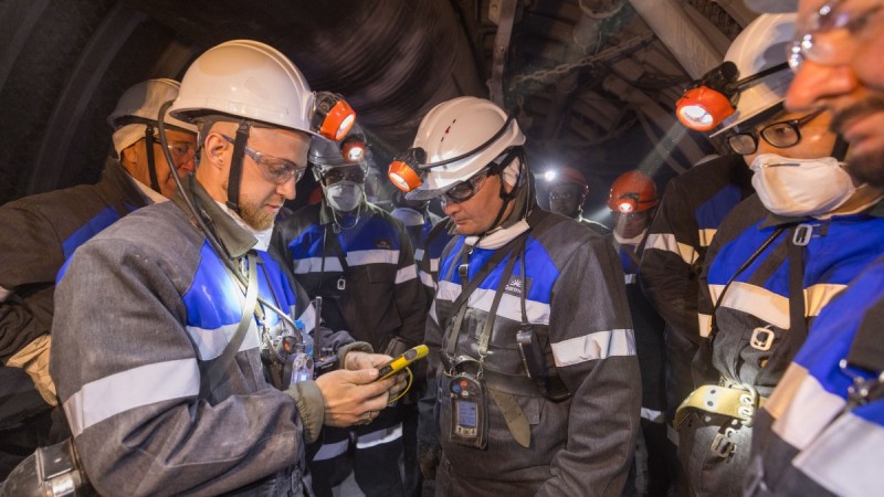 Премьер Бектенов спустился под землю на глубину 520 метров