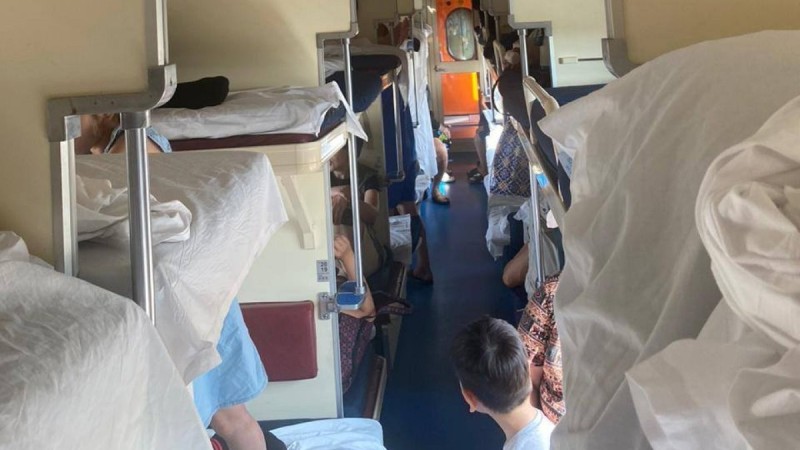 Шесть часов провели в душном вагоне без воды сотни туристов по пути на Алаколь