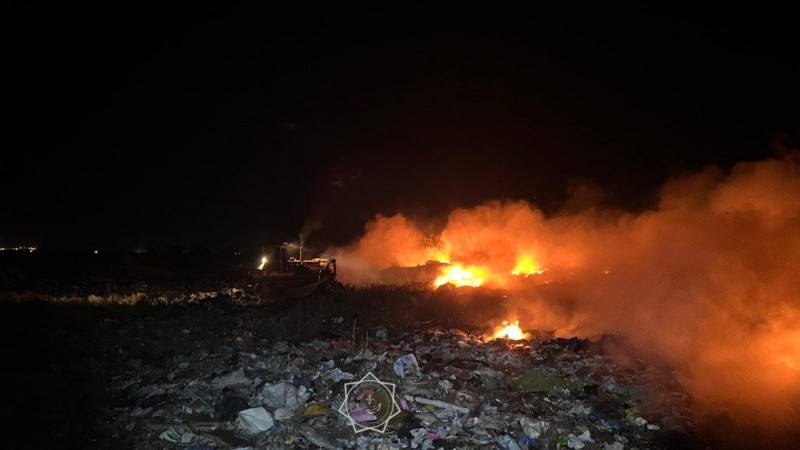 Мусорная свалка горит близ города Алатау
