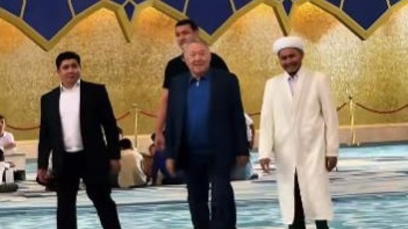 Нурсултан Назарбаев посетил главную мечеть Астаны