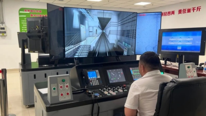 Операторы поездов LRT проходят обучение в Китае