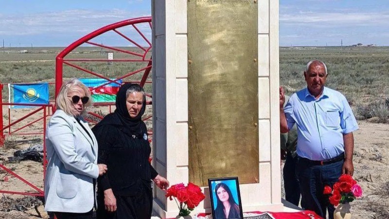 Рядом с аэропортом Актау открыт памятник экипажу разбившегося самолета