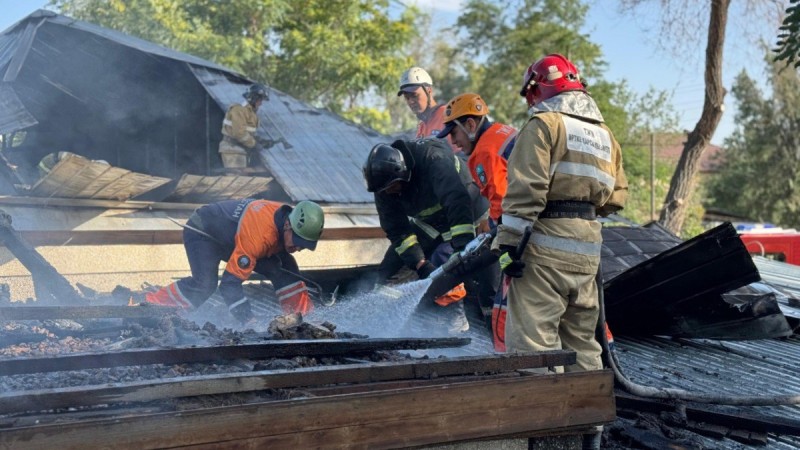 30 человек эвакуировали из горящего дома в Петропавловске