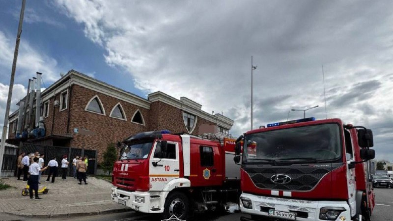 Работников кафе сняли с горящей крыши в Астане