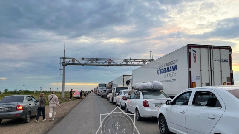 QR-коды спровоцировали огромные пробки на границе РК и РФ