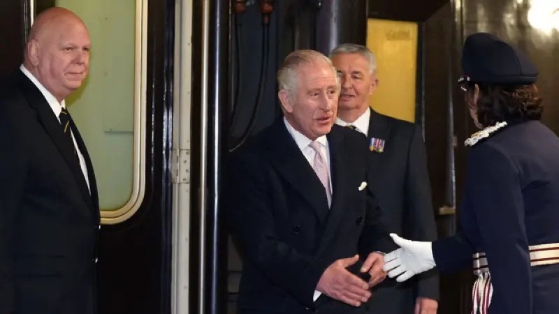 Британская королевская семья откажется от поезда в рамках сокращения расходов