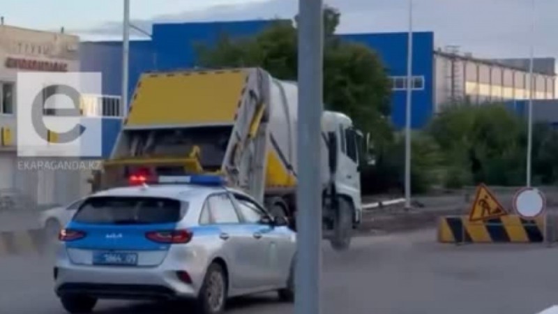 Погоня полицейских за мусоровозом в Караганде попала на видео