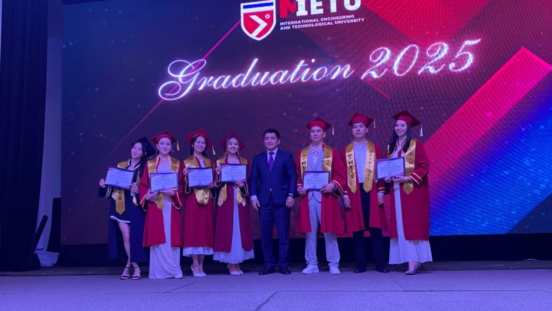 Выпускникам Международного инженерно-технологического университета вручили дипломы