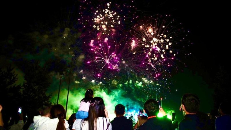 Более 100 тысяч человек наблюдали за праздничным салютом в Астане