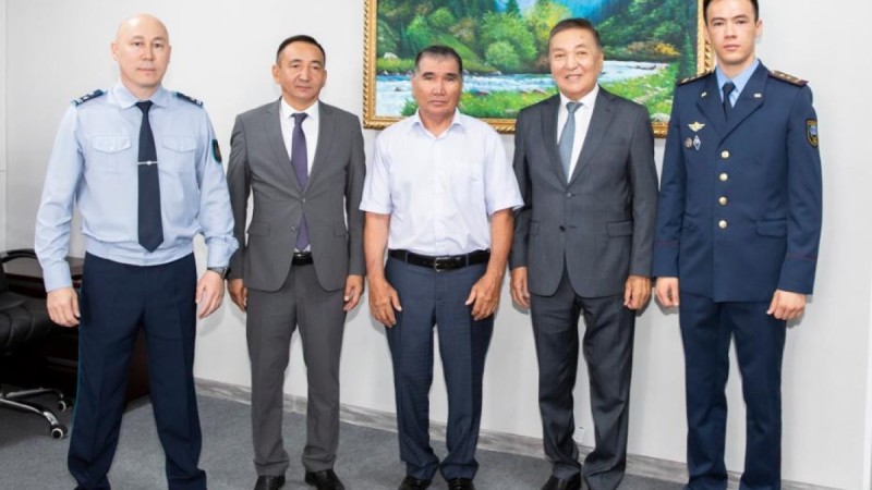 Спасшего ребёнка от своры собак героя наградили акимат и спонсоры