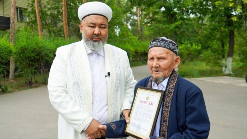 93-летний аксакал пожертвовал собранные на хадж деньги больным детям