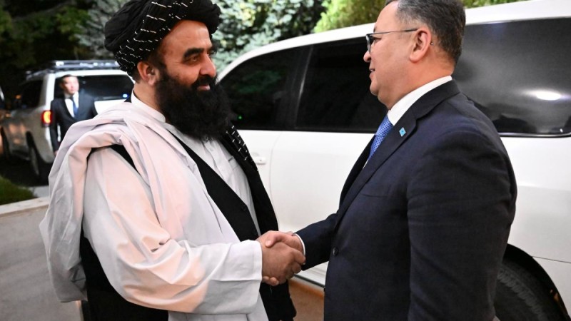 Правительство "Талибана" будет поставлять фрукты и напитки в западные регионы Казахстана